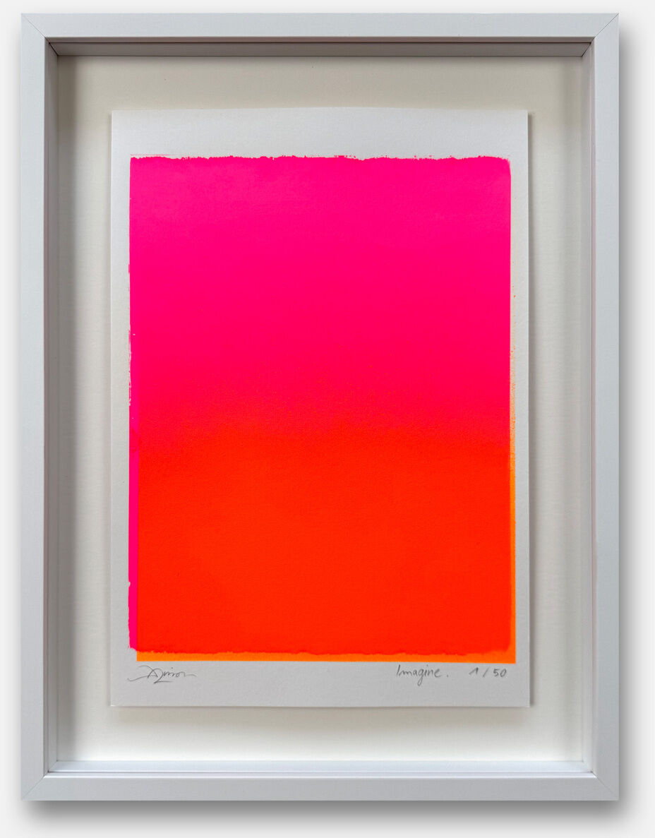 Das Bild zeigt ein gerahmtes Kunstwerk im Format 23x33cm. Im Zentrum des weißen Passepartouts ist ein rechteckiger Farbverlauf von kräftigem Pink zu leuchtendem Orange zu sehen. Der Rahmen ist schlicht, weiß und rechteckig gehalten. Die Komposition wirkt modern, abstrakt und farbintensiv.