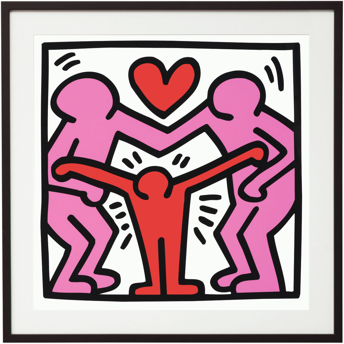 Ein Keith Haring Bild mit dem Titel 'Untitled (Family)', zeigt drei stilisierte Figuren in den Farben Rot und Lila, die sich gegenseitig umarmen, mit einem roten Herz oberhalb der mittleren Figur. Der Hintergrund ist weiß und das Bild ist von einem schwarzen Rahmen umgeben. Perfekte Wanddekoration für Liebhaber moderner Kunst und Pop-Art.