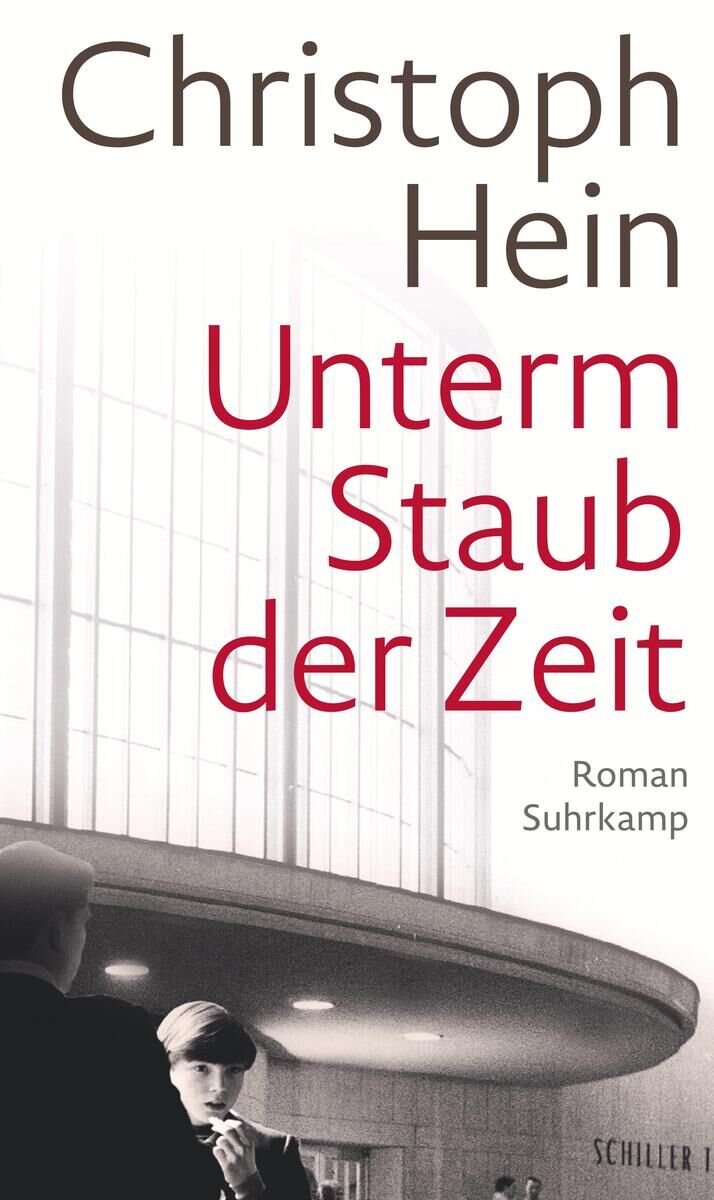 Cover des Buches 'Unterm Staub der Zeit' von Christoph Hein. Der Titel ist in roter Schrift auf weißem Hintergrund, darüber steht der Name des Autors in schwarzer Schrift. Im Hintergrund ist ein Foto von einem Raum mit großen Fenstern und einer Personen-Silhouette.