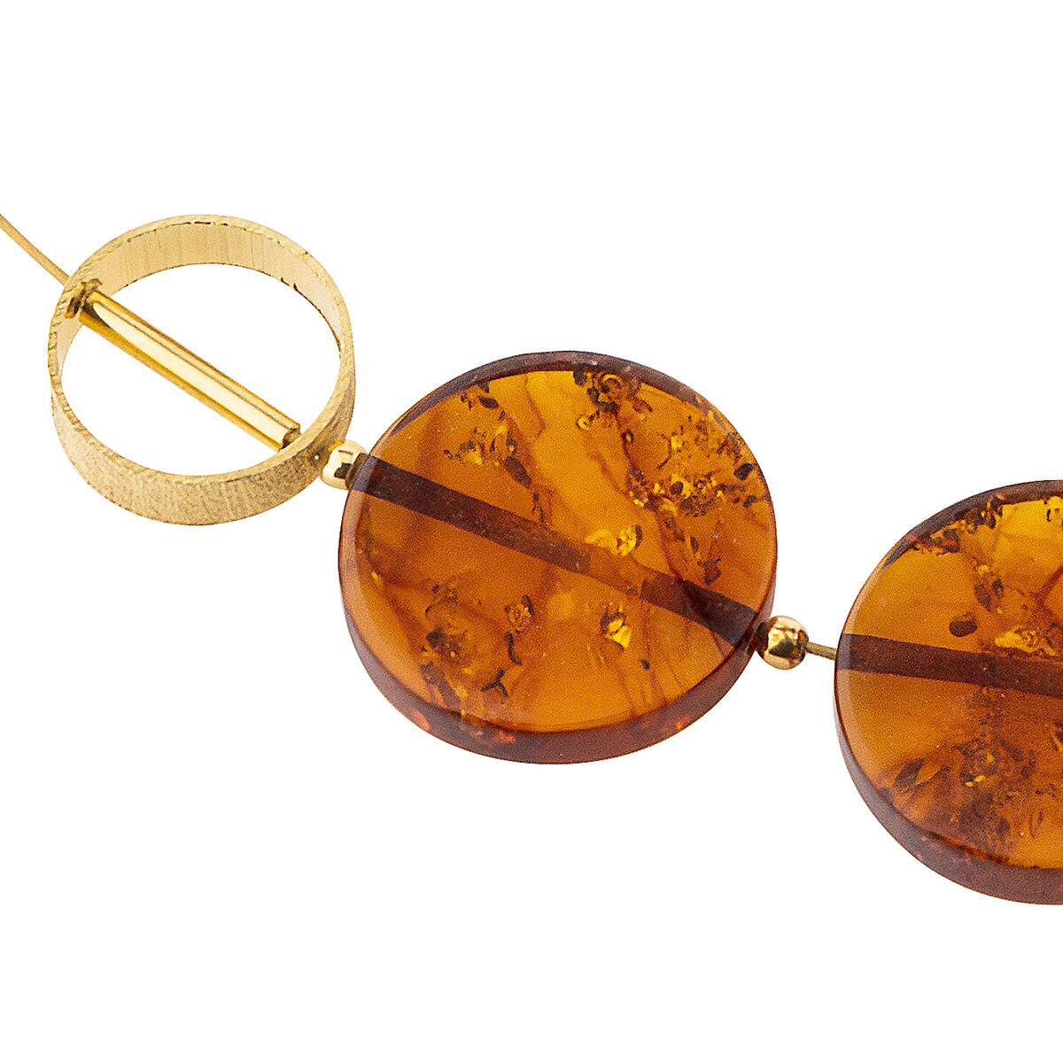 Detailaufnahme eines Bernstein-Schmucksets mit runden, glänzenden Bernstein-Elementen und goldfarbenen Akzenten auf weißem Hintergrund. Das Set zeigt handgefertigte, natürliche Bernsteinsteine in Kombination mit modernen Metallelementen und eignet sich als elegantes Accessoire für Damen.