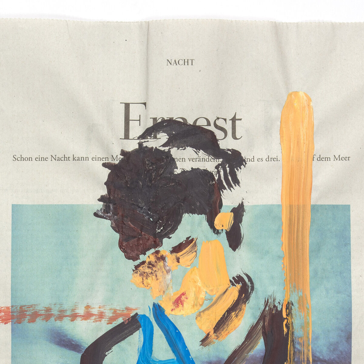 Das Bild zeigt eine Sonderedition von Erik Schmidts „Ernest, 2024“. Es handelt sich um eine moderne Kunstcollage auf Zeitungspapier, mit überwiegend gelben, schwarzen, orangenen, blauen, weißen und grauen Akzenten. Die Komposition ist abstrakt.