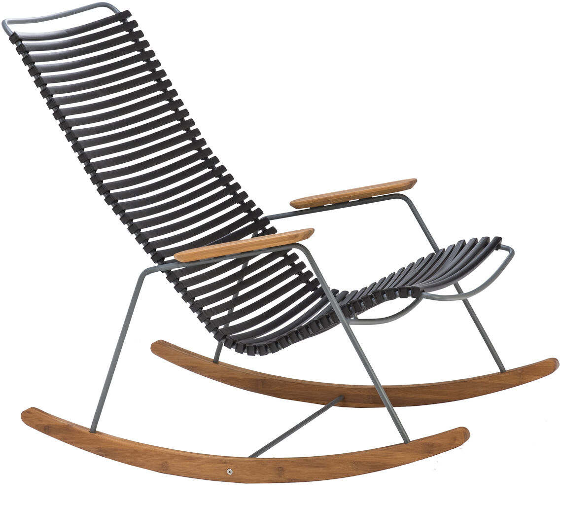 Schwarzer Metalldraht-Schaukelstuhl mit Holzarmlehnen und Holzgestell, Seitenansicht.