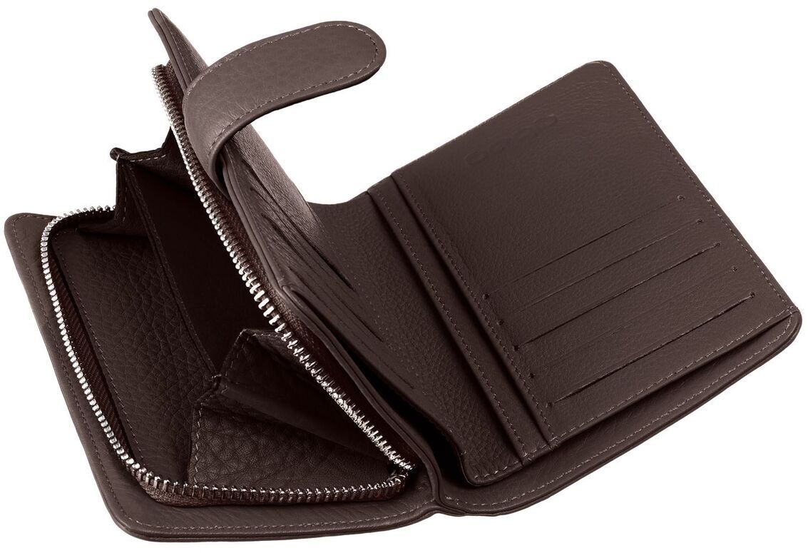 Eine offene braune Geldbörse aus Leder mit Druckknopfverschluss und Zip. Sie verfügt über mehrere Fächer für Karten und Münzen.