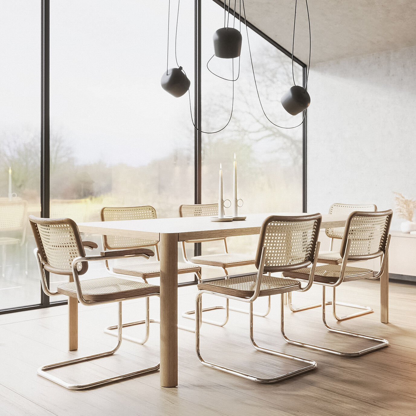 Sechs Thonet Freischwinger »S 32« Stühle in Nussbaum und vernickeltem Stahlrohr stehen um einen rechteckigen Holztisch in einem hellen, modernen Raum mit bodentiefen Fenstern. Drei minimalistische schwarze Pendelleuchten hängen darüber. Die Szene wirkt elegant und zurückhaltend.