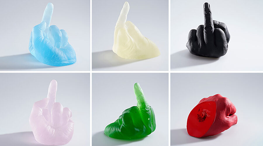 Sechs farbige Skulpturen in Form einer Hand, die den Mittelfinger zeigt, in Blau, Weiß, Schwarz, Rosa, Grün und Rot