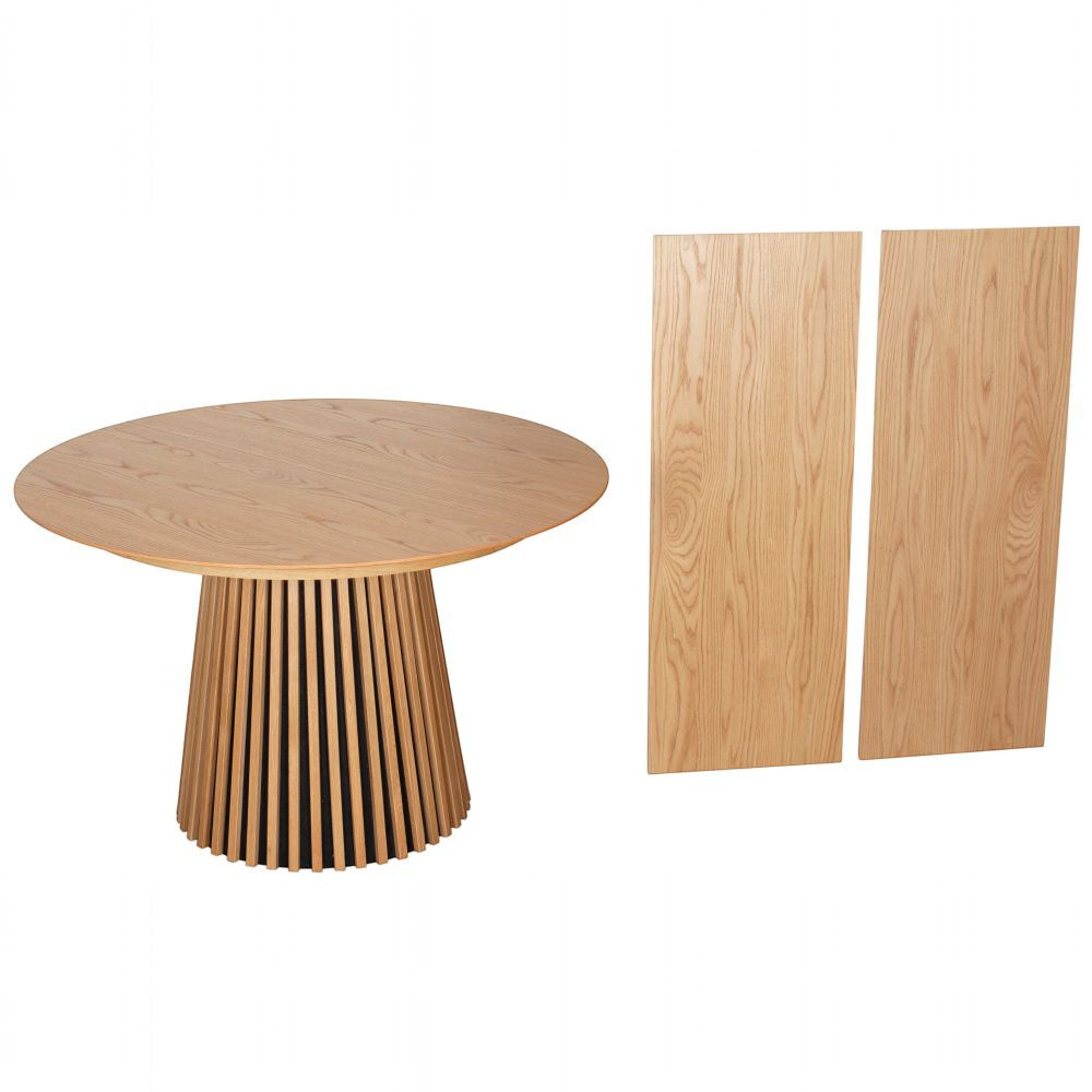 Freigestellte Produktansicht des runden Dining-Tischs »Oria 120cm« von bene living aus naturfarbenem, FSC-zertifiziertem Eichenholz. Die runde Tischplatte ruht auf einem konischen Sockel aus senkrechten Holzleisten mit dunklen Zwischenräumen. Rechts stehen zwei passende rechteckige Einlegeplatten zur Tischverlängerung.