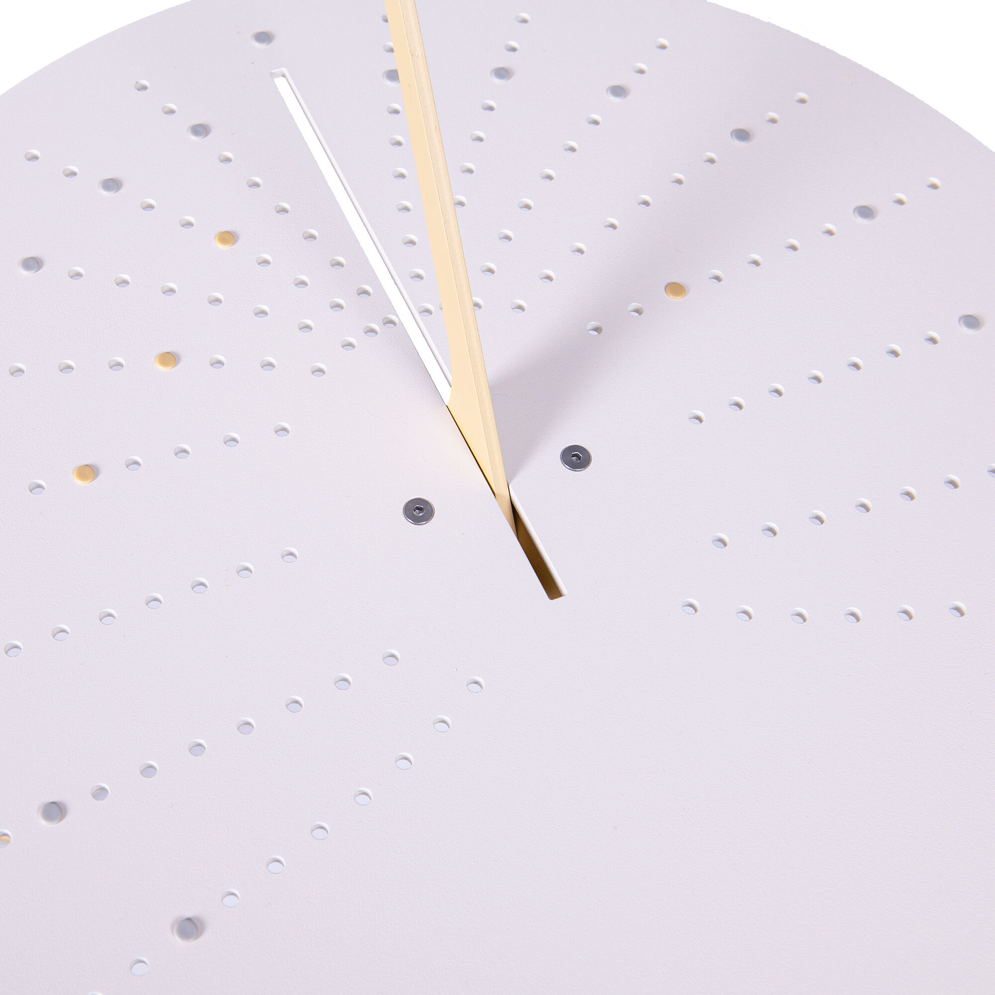 Ein Tisch namens 'Sundial' mit einem minimalistischen und eleganten Design. Der Tisch hat eine runde weiße Oberfläche mit einem zentralen goldenen und schwarzen Punkt, der an ein Zifferblatt erinnert.