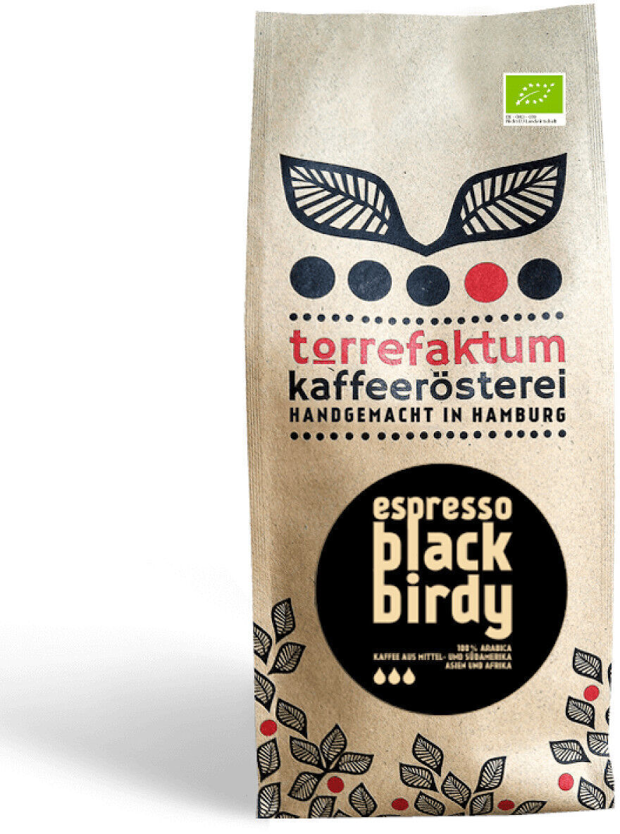 Verpackung Bio-Espressobohnen »Black Birdy«. Die naturfarbene Packung mit schwarzem, rotem und weißem Text und Grafiken zeigt Details zur Herkunft und Herstellung des Kaffees.