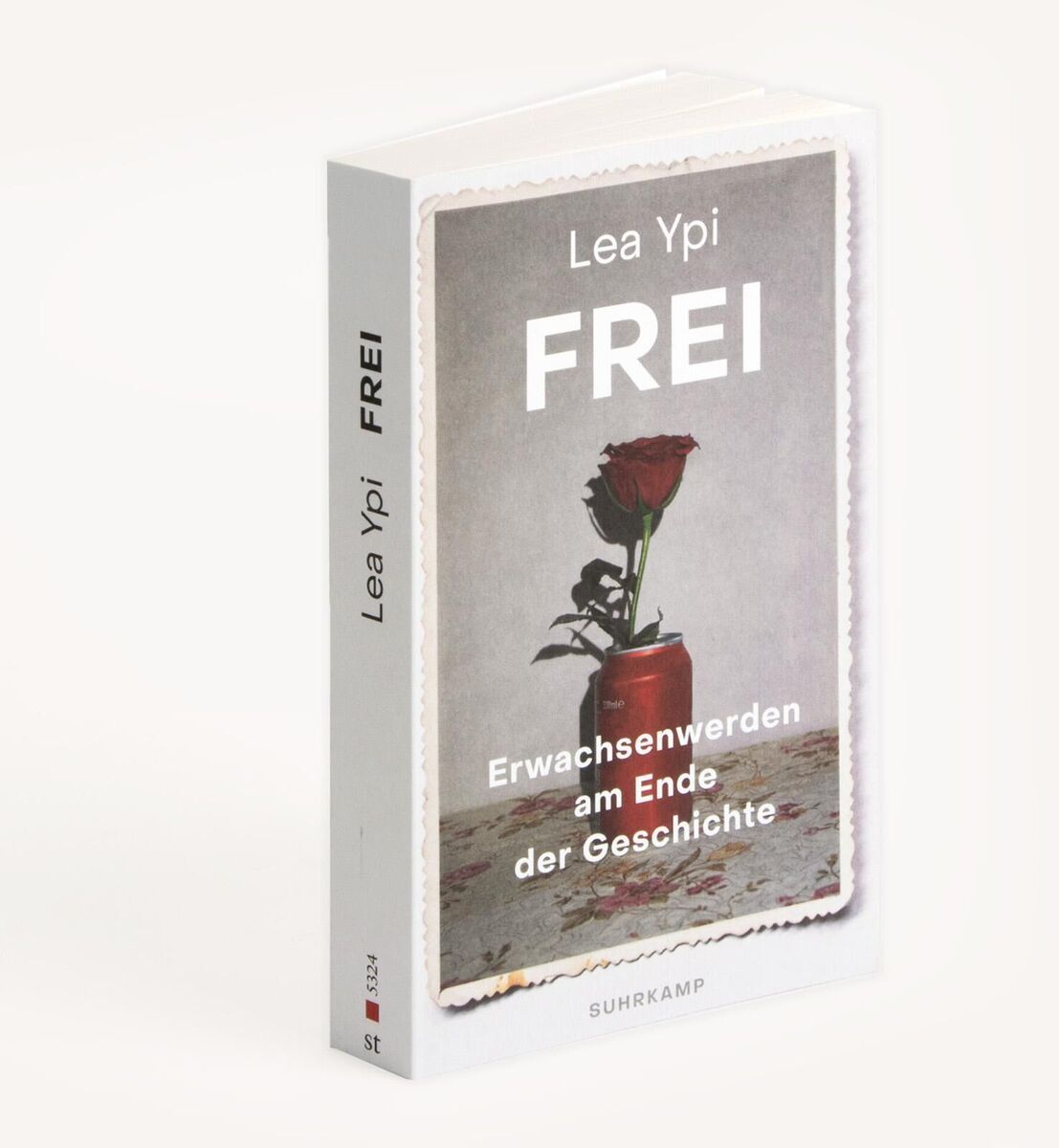 Das Bild zeigt das Buch 'Frei' von Lea Ypi, veröffentlicht im Suhrkamp Verlag. Das Buch hat ein schlichtes weiß-graues Cover mit einem Foto einer einzelnen roten Rose in einer Vase. Unter dem Titel stehen die Worte 'Erwachsenwerden am Ende der Geschichte'.