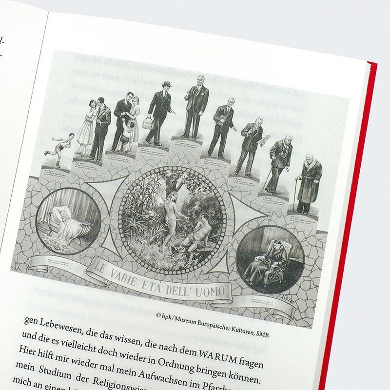 Ein offenes Buch mit einer schwarz-weißen Illustration, die verschiedene Lebensphasen zeigt, und einem Text auf Deutsch. Das Buch hat einen roten Einband.