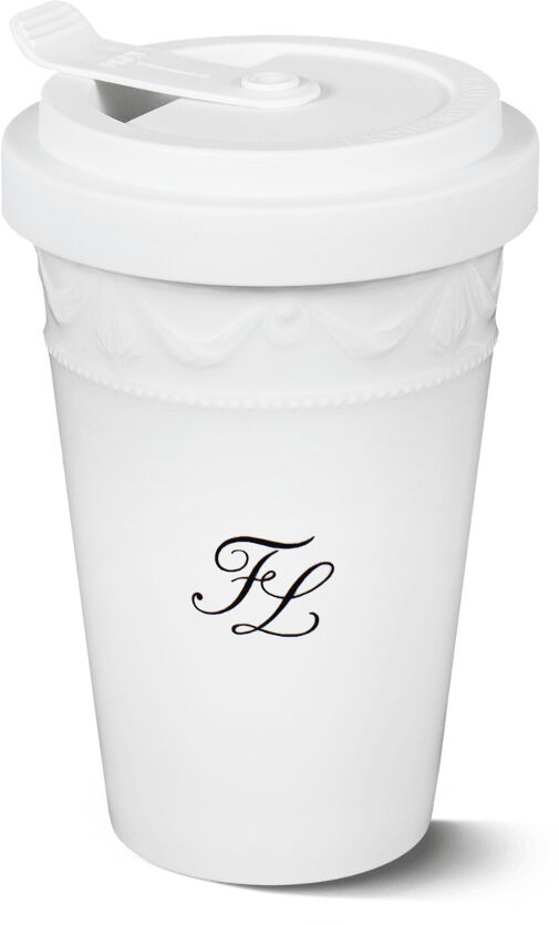 Ein eleganter weißer To-Go-Becher aus Porzellan der Marke Kurland KPM mit einem stilvollen Monogramm in schwarzer Farbe auf der Vorderseite. Der Becher hat einen weißen Deckel mit einem integrierten Trinkstutzen.