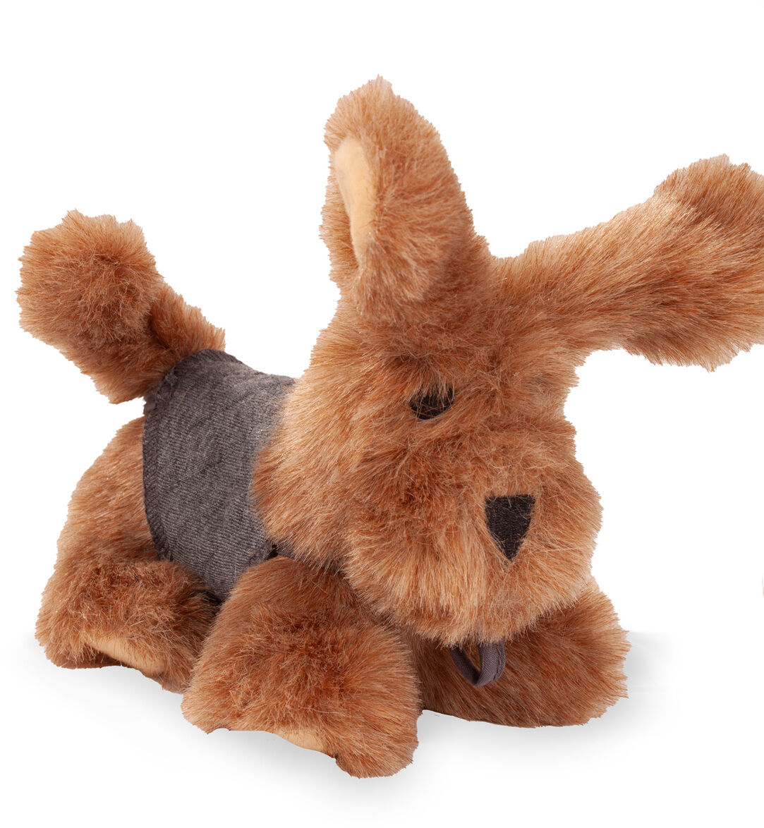 Plüschhund Polly von Götz Puppen, braunes, sehr weiches Fell, schwarze Nase, graues Stoffhalsband, auf alle Viere gestellt. Eignet sich als Begleiter für die Stehpuppe »Hannah und ihr Hund Polly«. Freundlicher, kuscheliger Look, ideal für Kinder.