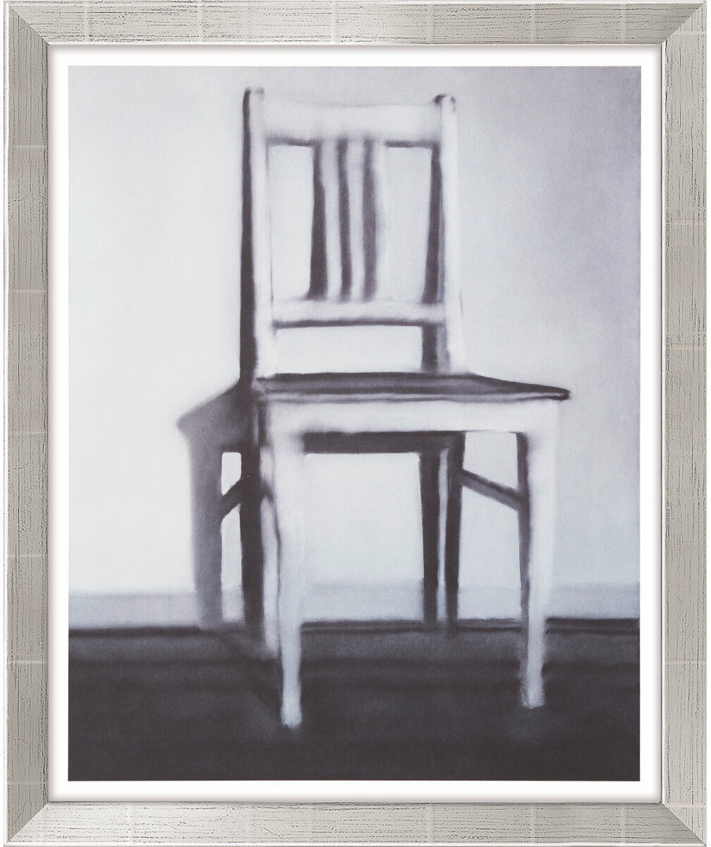 Gerhard Richter: Bild »Küchenstuhl«, 1965. Dieser Kunstdruck zeigt einen unscharfen Stuhl in Graustufenoptik, eingerahmt in einem grauen Rahmen.