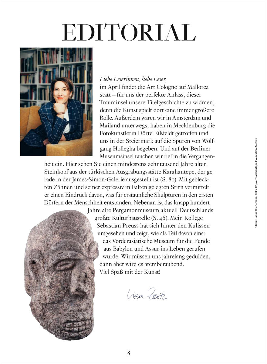 Das Editorial der Zeitschrift WELTKUNST zeigt eine Frau mit braunen Haaren in einem Bücherregal-Interieur oben links, daneben einen Begrüßungstext, unten links eine antike Steinskulptur eines Kopfes mit starker Struktur und die handschriftliche Unterschrift Lisa Zeitz unten rechts.