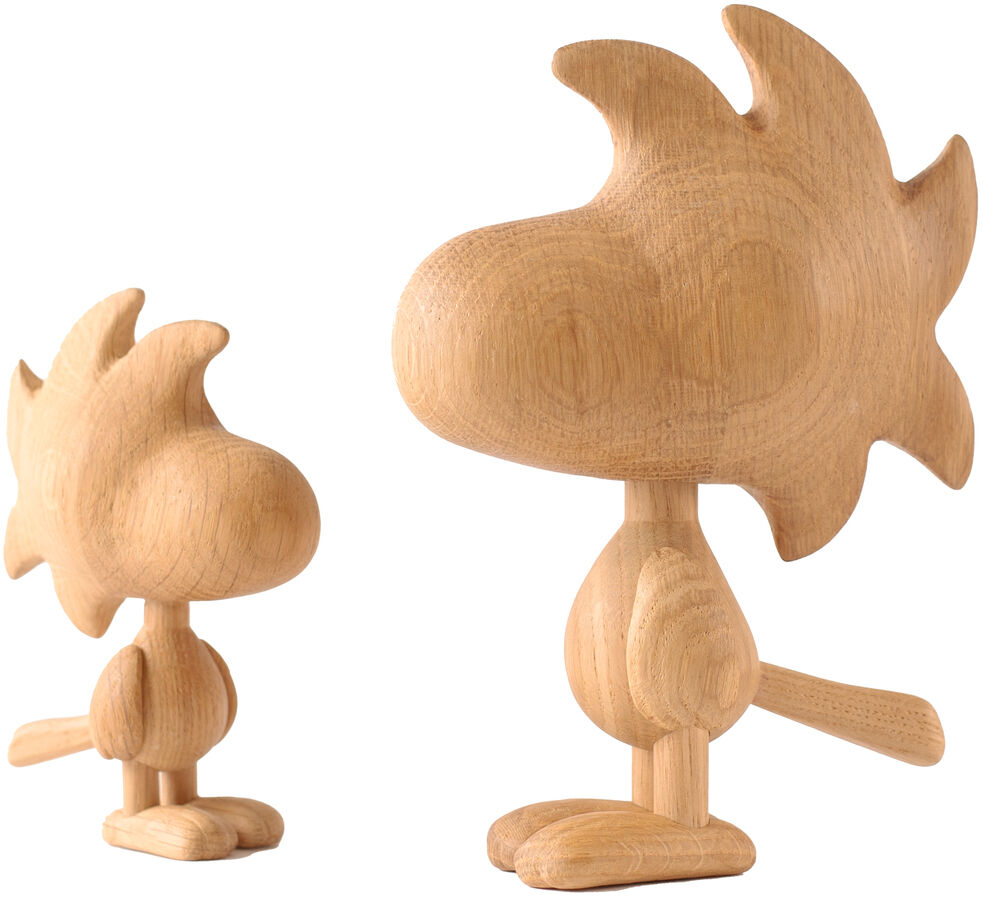 Zwei stilisierte, aus FSC-zertifizierter weißer Eiche gefertigte Holzfiguren in Form von Woodstock aus den Peanuts. Die Figuren stehen aufrecht auf kleinen Sockeln, zeigen feine Holzmaserung und haben eine matte, naturbelassene Oberfläche. Weißer Hintergrund.