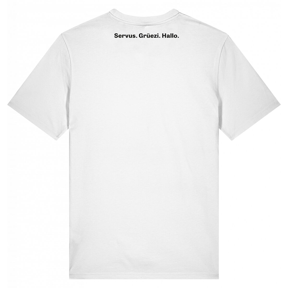 Weißes T-Shirt mit den schwarz gedruckten Worten 'Servus. Grüezi. Hallo.' im Nackenbereich auf der Rückseite. Das Design ist schlicht und minimalistisch gehalten, mit klarem Kontrast zwischen Text und Hintergrund.