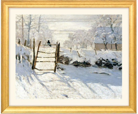 Gemälde von Claude Monet, das eine verschneite Winterlandschaft mit einem Holzzaun und Bäumen darstellt, in einem goldenen Holzrahmen eingefasst.