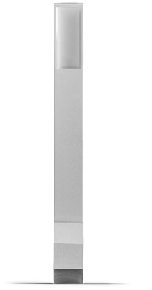 Das Bild zeigt eine moderne Octagon Tischlampe »One« im minimalistischen Design. Die Lampe ist in neutralem Weiß-, Silber- und Grautönen gehalten und hat eine schlanke, rechteckige Form mit glatten Kanten. Sie steht auf einer flachen Oberfläche und hat ein elegantes, schlichtes Aussehen, das ideal für moderne Inneneinrichtungen geeignet ist.