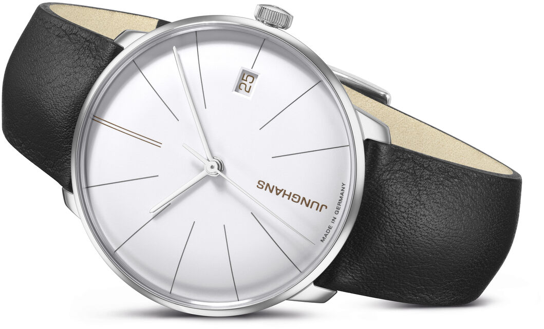 Die ZEIT-Sonderedition »Meister fein Kleine Automatic« von Junghans ist eine elegante Automatikuhr mit einem weißen Zifferblatt, silbernem Gehäuse und schwarzem Lederarmband. Die Uhr zeigt das Datum und hat ein minimalistisches Design.
