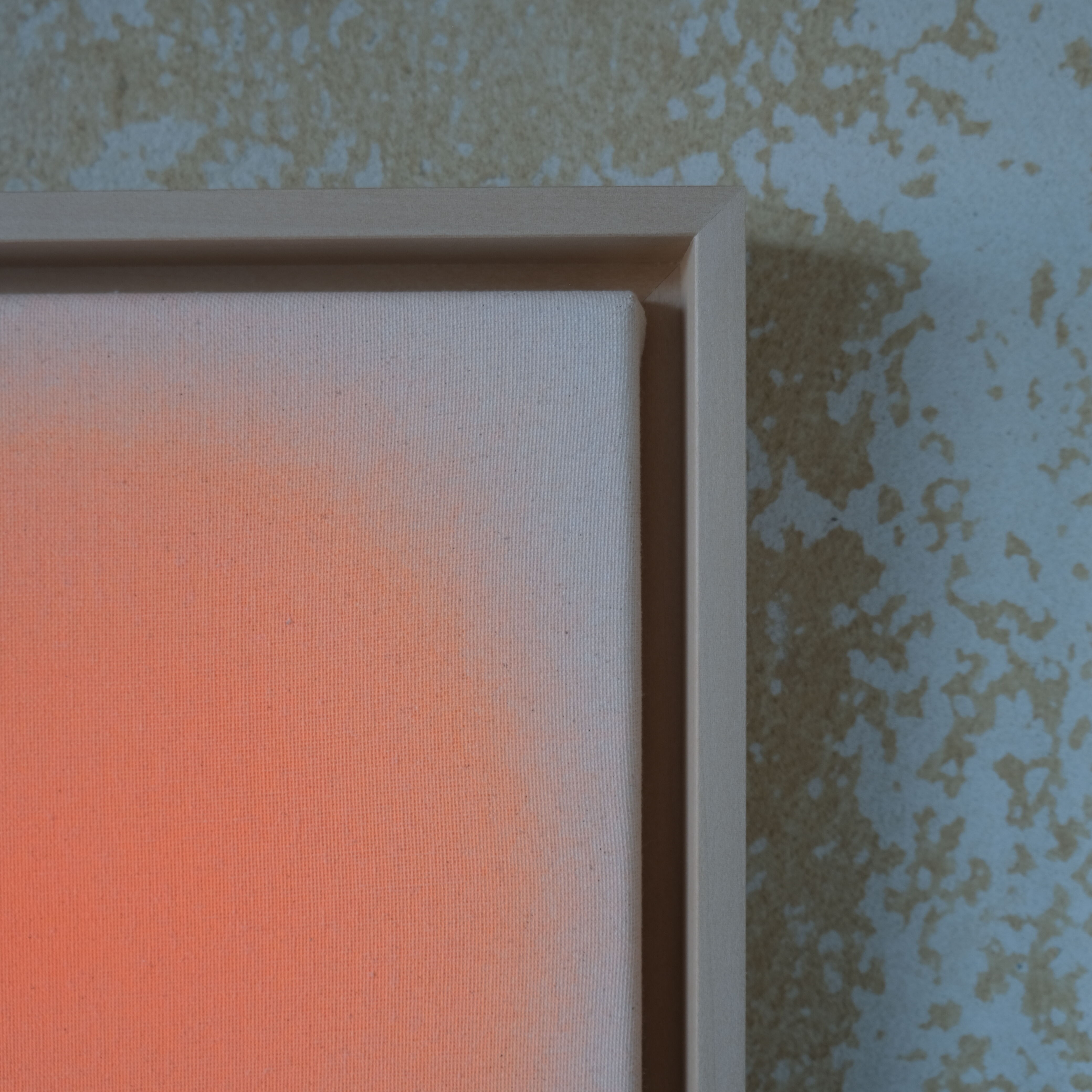 Quadratisches Kunstwerk (30x30 cm) der ZEIT-Sonderedition »Sorbet« von Anastasia Benko, in leuchtenden Pink- und Orangetönen auf zart beiger, ungrundierter Leinwand. Die über 70 Acrylschichten wirken je nach Tageslicht dynamisch frisch oder intensiv warm. Gefasst in eleganten Lindenholzrahmen.