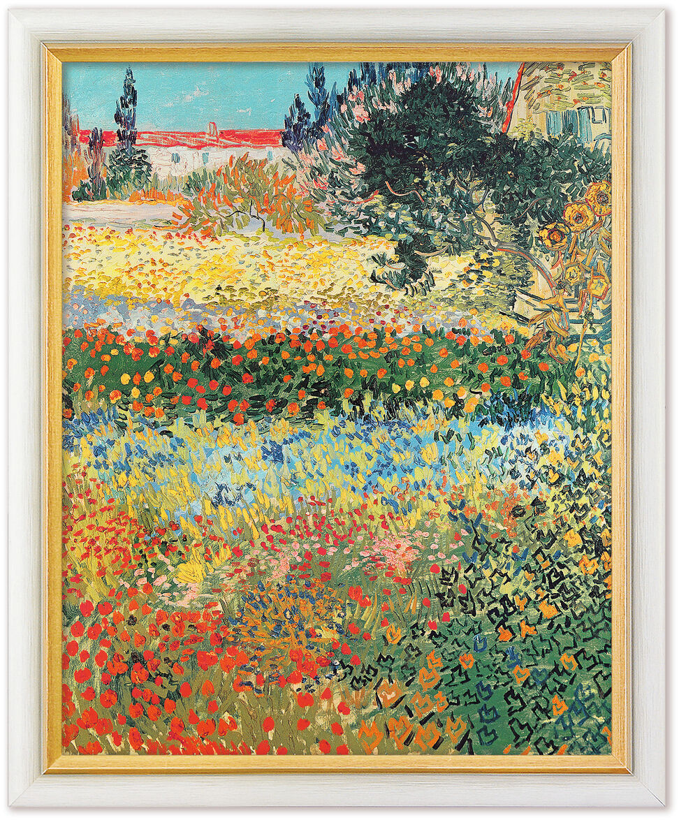 Gerahmtes Bild des Gemäldes »Blühender Garten in Arles« von Vincent van Gogh aus dem Jahr 1888. Es zeigt eine farbenprächtige Blumenwiese mit roten, gelben, blauen und grünen Akzenten, im Hintergrund Bäume, ein Haus und einen hellblauen Himmel. Das Gemälde ist im Stil des Impressionismus gehalten und in einem hellen Rahmen eingefasst.