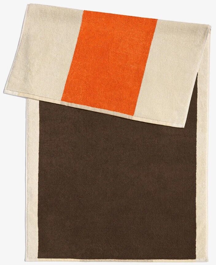 Ein Strandtuch mit einem großen braunen Rechteck in der Mitte, umgeben von einem beigen Rand und einem beigen oberen Abschnitt mit einem breiten orangefarbenen Streifen.
