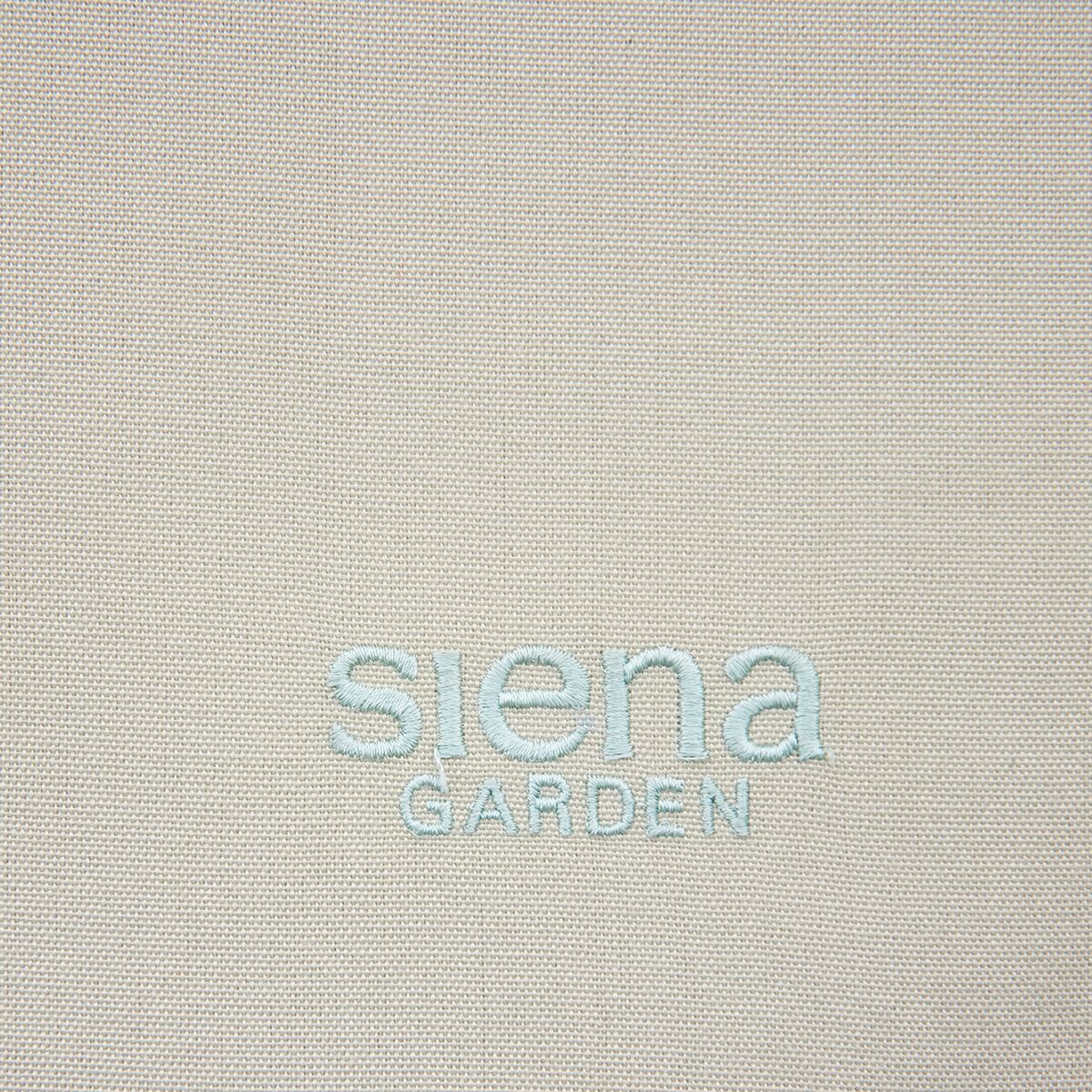 Nahaufnahme eines beige-farbenen Stoffes mit gesticktem hellblauen 'Siena Garden'-Logo, ideal für den Einsatz als wetterfestes Material von Gartenmöbeln wie der Swingliege »Aliano«.