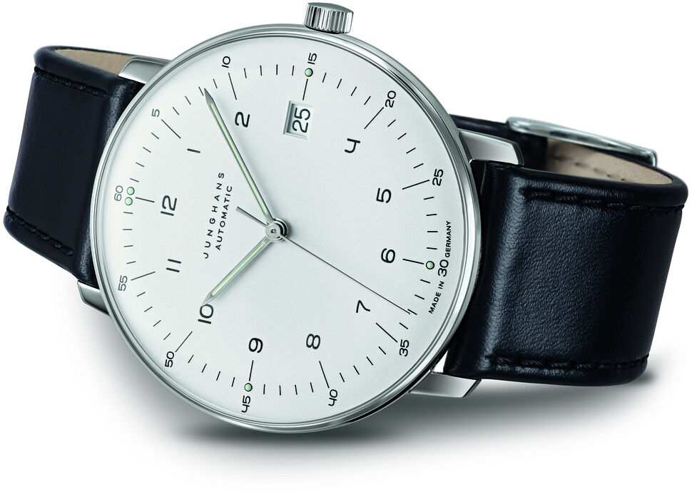 Junghans-Uhr »Max Bill Automatic« mit schwarzem Lederarmband und silbernem Edelstahlgehäuse; weißes Zifferblatt mit schwarzen und grauen Markierungen; kleines Fenster für Datumsanzeige.