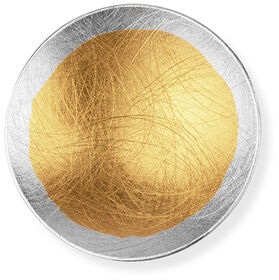 Ein stilvoller, runder Anhänger aus goldfarbenem Material in der Mitte mit einem silberfarbenen Rand. Perfekter Schmuck für festliche Anlässe oder als luxuriöses Geschenk.