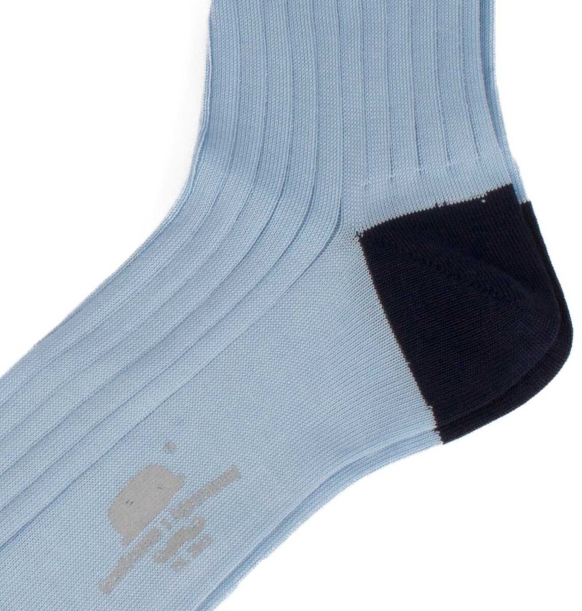 Ein eleganter blauer Strumpf mit schwarzen Zehen- und Fersenpartien aus der Goldenstripe's Edition.