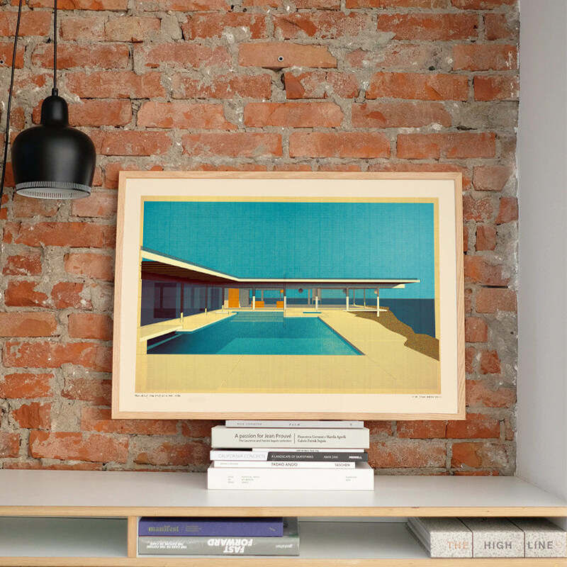 Gerahmtes Poster des 'Stahl Case Study House 1959' von Pierre Koenig auf Regal vor Ziegelwand. Das Motiv zeigt ein modernistisches Haus mit großem Pool, minimalistischem Stil und klaren Linien. Perfekt für Liebhaber moderner Architektur und Wohnkultur.