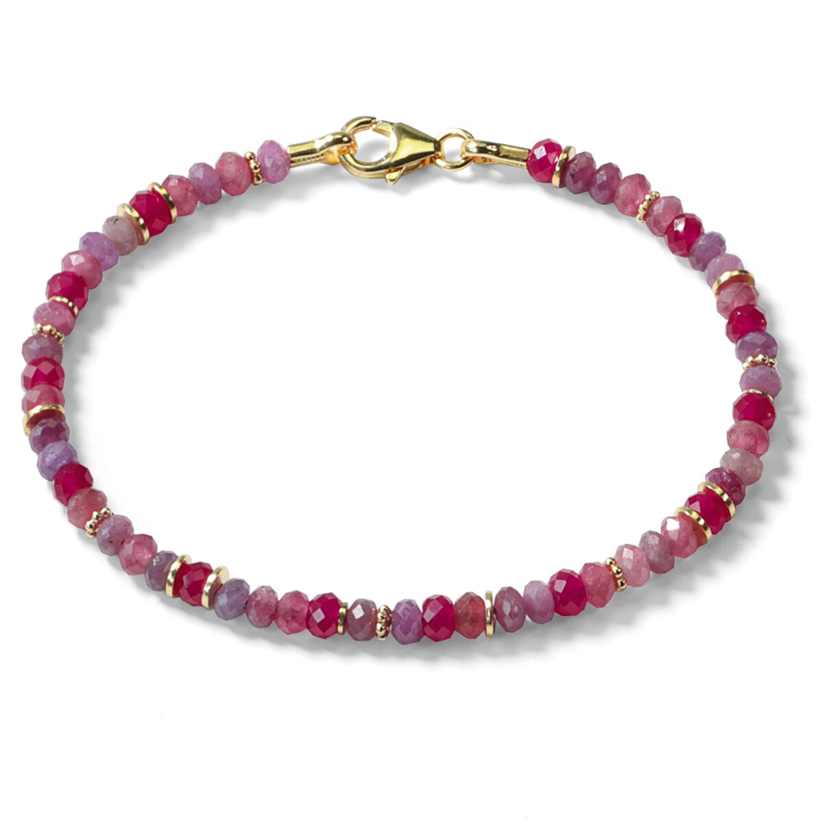 Feines Armband aus facettierten Turmalin- und Korund-Perlen in abgestuften Rosa-, Rot- und Lilatönen. Kleine vergoldete Zwischenelemente akzentuieren das Design. Verschluss in Goldoptik. Sehr elegantes, farbenfrohes Schmuckstück, flach auf weißem Hintergrund fotografiert.