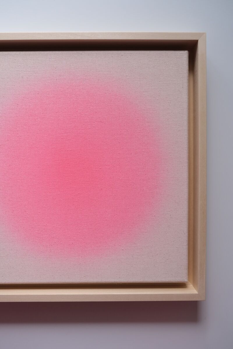 Ein Kunstwerk der ZEIT-Sonderedition mit dem Titel 'Sorbet »Pink«' in der Größe 30x30cm. Es zeigt eine zentrale, helle pinke Farbe, umgeben von einer hellrosa Farbverlauf, auf einer beigen Leinwand. Das Bild ist in einem schlichten Holzrahmen eingefasst und strahlt eine minimalistische Ästhetik aus.