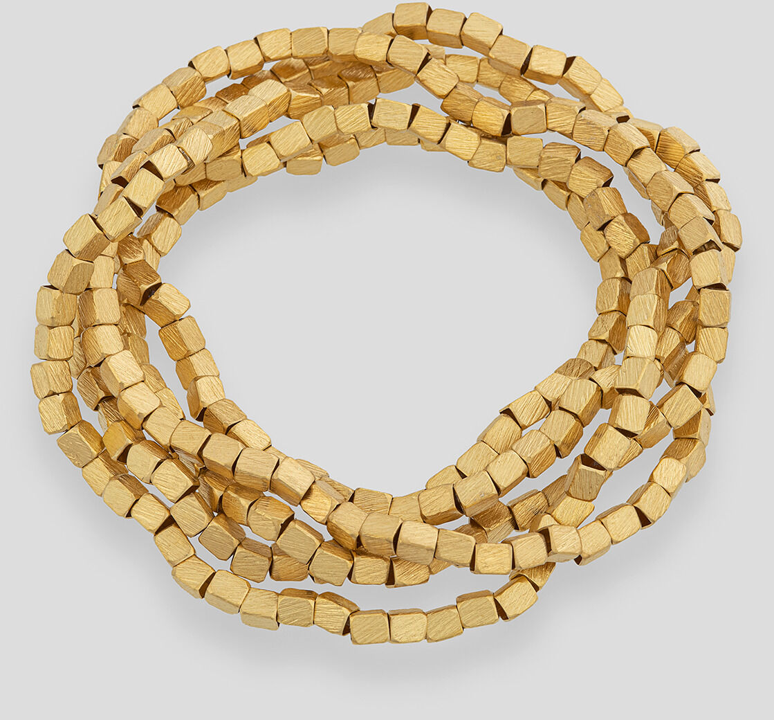 Goldplattierte Kette mit Würfeln auf grauem Hintergrund, mehrsträngig und glänzend.