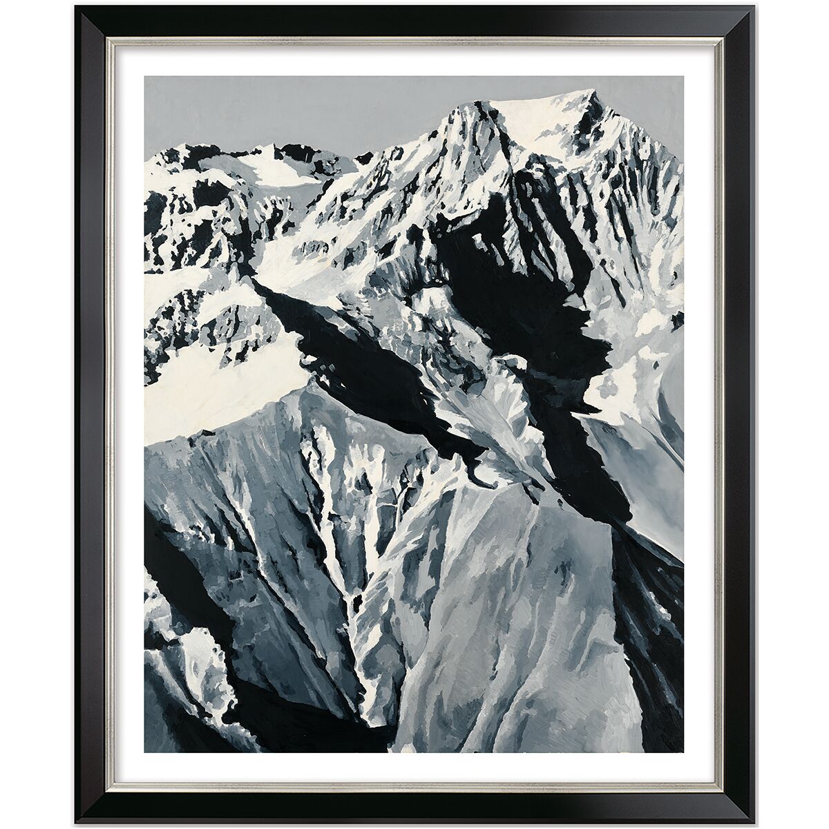 Der Kunstdruck zeigt eine imposante, abstrakt wirkende Darstellung des Himalaja-Gebirges in Schwarz-, Weiß- und Grautönen. Die Schneelandschaft mit dramatischen Schatten wird von einem schwarzen, glänzenden Rahmen mit weißer Innenleiste eingefasst.