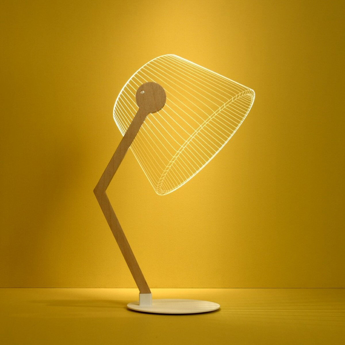 Die 3D-Lampe ZIGGi steht auf einem weißen Sockel und hat ein minimalistisches, modernes Design. Sie besteht aus einer Holzoptikbasis und einem leuchtenden, offenen Schirm, der durch feine Linien dargestellt wird. Der Hintergrund ist ein warmes Gelb.