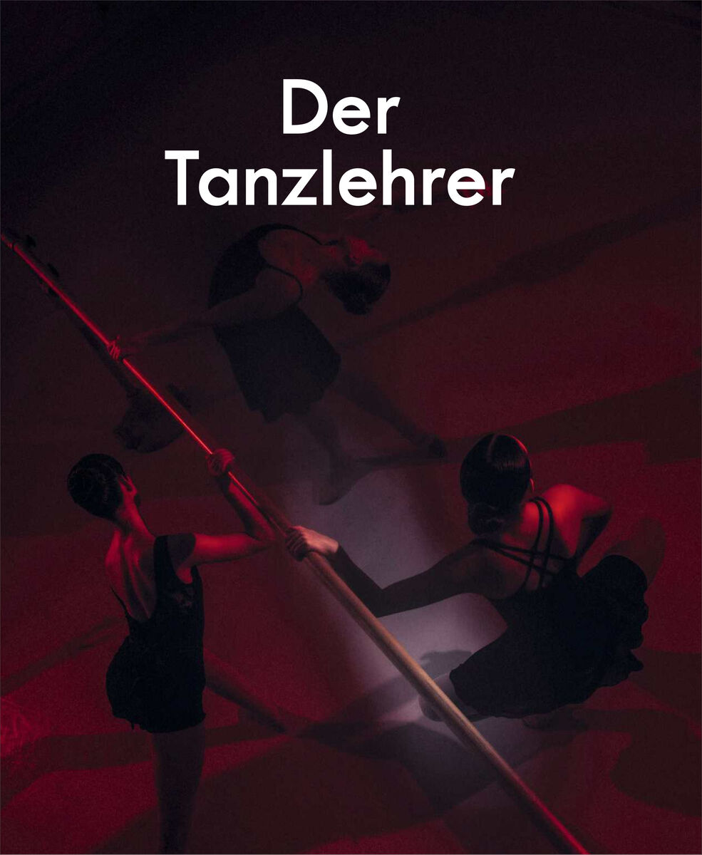 Drei Balletttänzerinnen in dunklen Trikots stehen und sitzen an einer Ballettstange, im diffusen Rotlicht. Sie werden von oben gesehen, ihr Spiegelbild auf dem Boden sichtbar. Im oberen Bildteil steht in weißer Schrift: Der Tanzlehrer.
