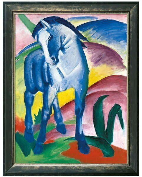 Ein Gemälde von Franz Marc aus dem Jahr 1911 mit dem Titel »Blaues Pferd I«, das ein blaues Pferd in einer lebendigen, farbenfrohen Landschaft darstellt. Der Hintergrund ist in kräftigen Farben wie Rot, Gelb und Grün gehalten. Das Kunstwerk ist in einem dunklen Rahmen eingefasst.