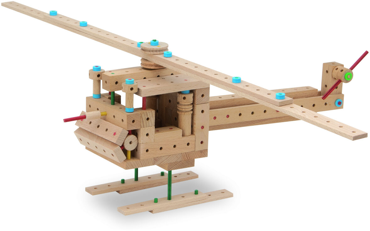 Ein Holzbaukasten-Set »Explorer E318« mit 318 Teilen, aus denen ein Hubschrauber zusammengebaut wurde. Das Modell besteht aus hellbraunen Holzplanken, farbigen Schrauben und Verbindungsteilen in Blau, Rot und Grün.