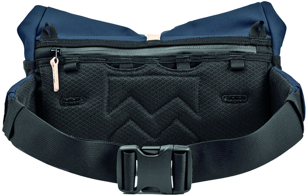 Die Lenkertasche »Piha« ist eine robuste, wasserdichte Fahrradtasche in Schwarz und Dunkelblau mit Reißverschluss und verstellbarem Gurt.