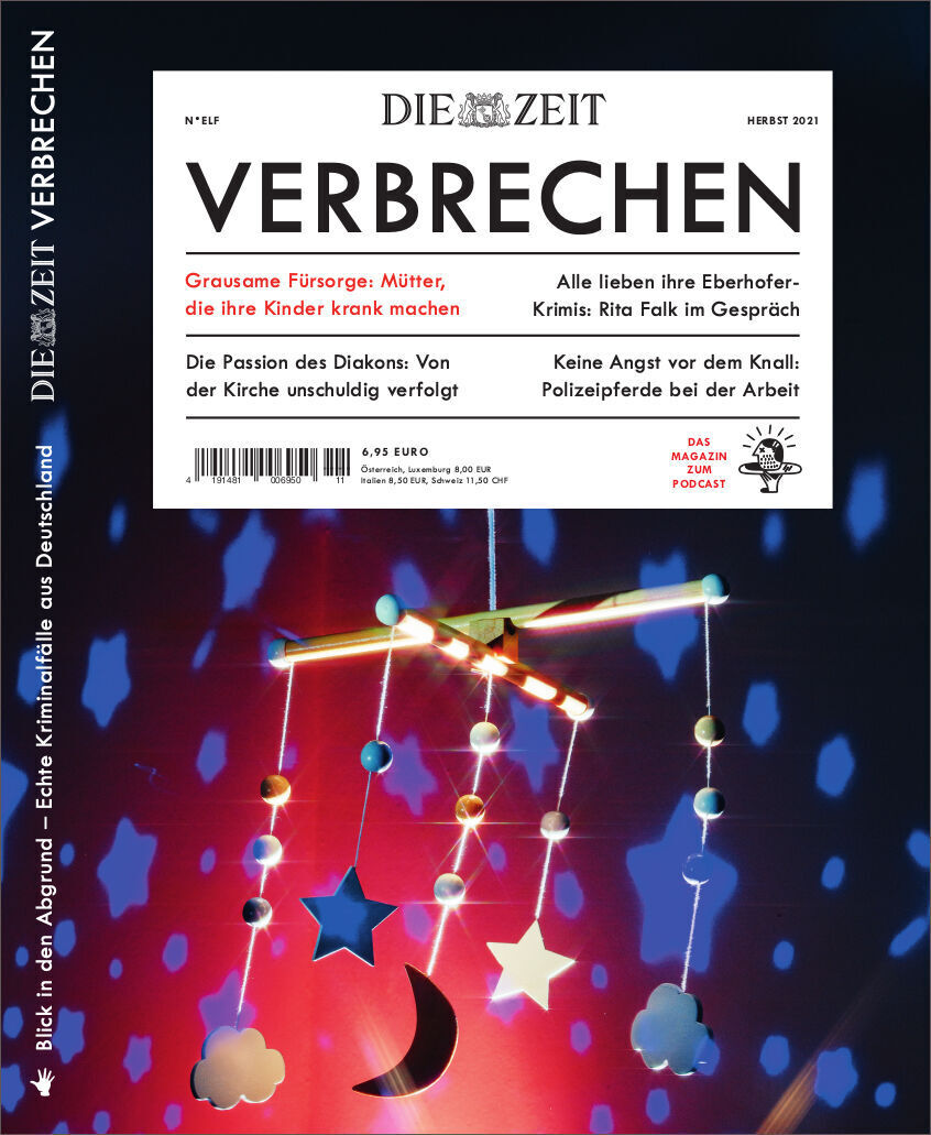 Das Titelbild des Magazins ZEIT VERBRECHEN 11/21 zeigt einen blauen Hintergrund mit einem weißen, roten und bunten Mobile. Oben stehen der Titel 'DIE ZEIT VERBRECHEN' sowie mehrere Artikelankündigungen in schwarzen und roten Textblöcken.