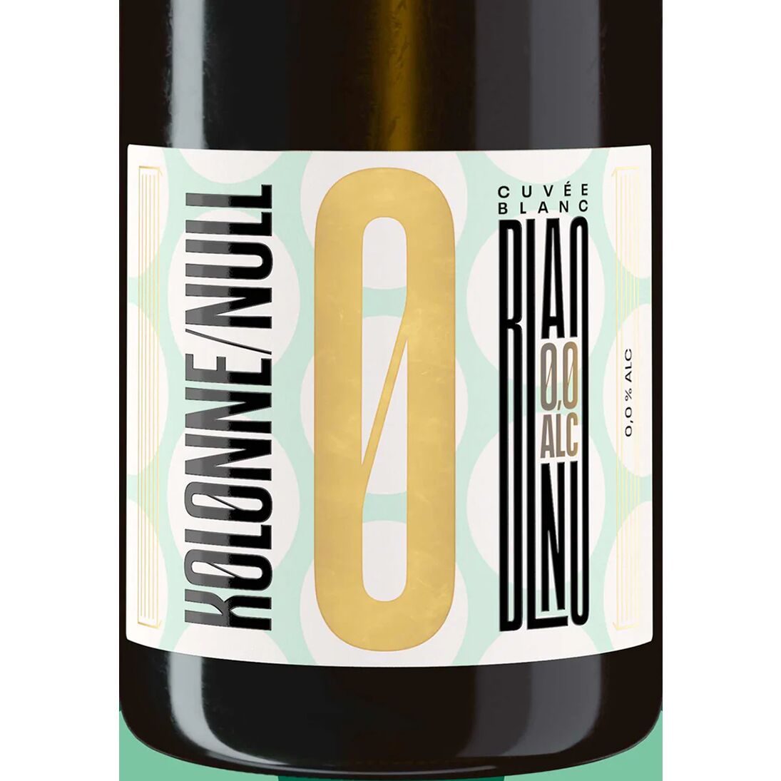 Eine stilvolle Flasche alkoholfreier Cuvée Blanc aus der Kolonne Null Reihe mit modern gestaltetem Etikett in den Farben mintgrün, weiß, gold und schwarz, geeignet als elegantes Spritz-Getränk für verschiedene Anlässe.