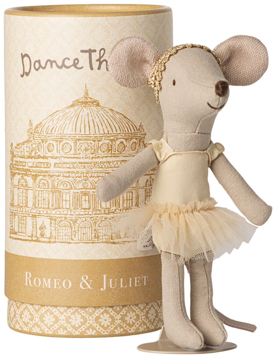 Stoffmaus als Balletttänzerin mit Tutu und Haarband in hellen Pastellfarben, stehend vor einer zylinderförmigen Geschenkbox mit goldener Illustration der Oper und Aufschrift 'Romeo & Juliet'.