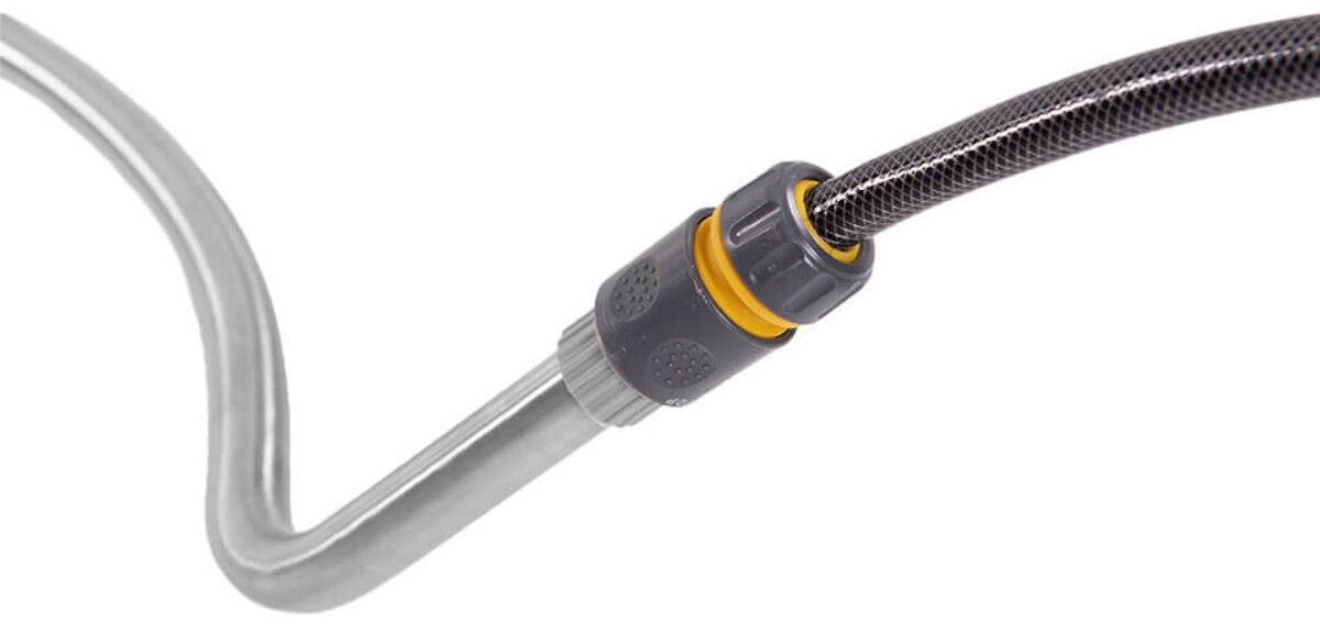 Bild einer Gartendusche »Serpentine« mit einem flexiblen, silbernen Rohr und einem schwarz-gelben Schlauchanschluss.