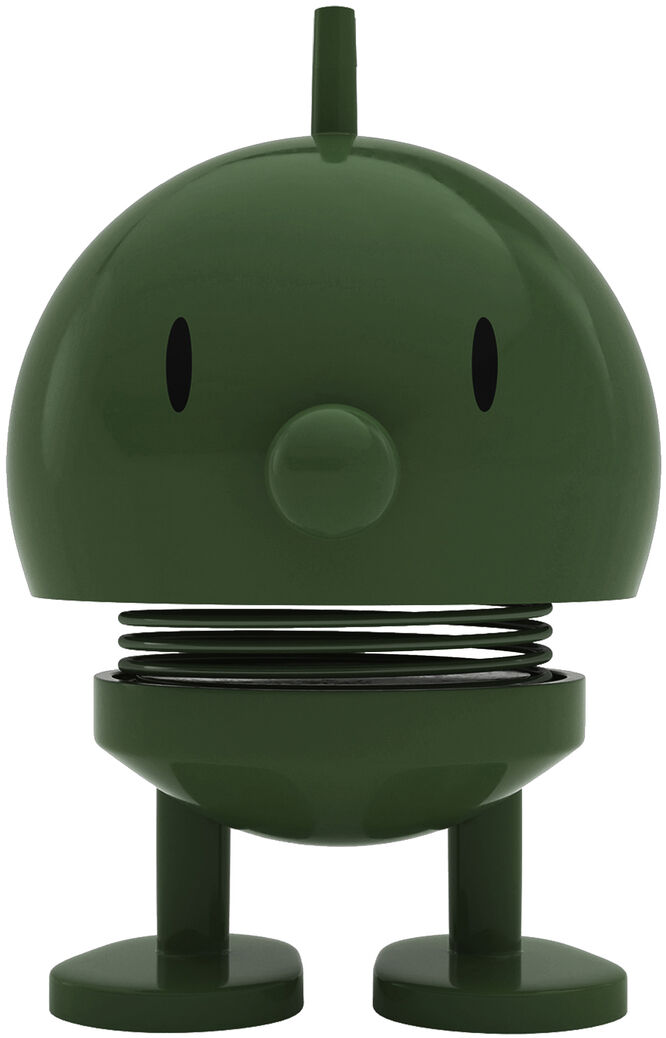 Die Abbildung zeigt eine Hoptimist Bumble Pine Green Figur von Hoptimist. Die kugelförmige, dunkelgrüne Dekofigur steht auf zwei Beinen und hat ein freundliches Gesicht. Die Feder im Inneren sorgt für wippende Bewegungen. Auf weißem, minimalistischem Hintergrund platziert.