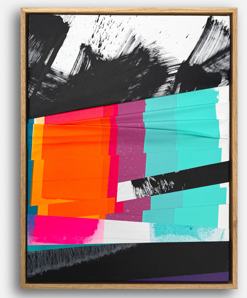 Das Kunstwerk »Gratitude - No.3« von Daniel Lisson zeigt abstrakte, kraftvolle Pinsel- und Farbfelder in Schwarz, Weiß, Türkis, Orange, Pink, Rot und Lila. Es ist in einem natürlichen Eichenholzrahmen gefasst, signiert, limitiert und wirkt modern sowie ausdrucksstark.