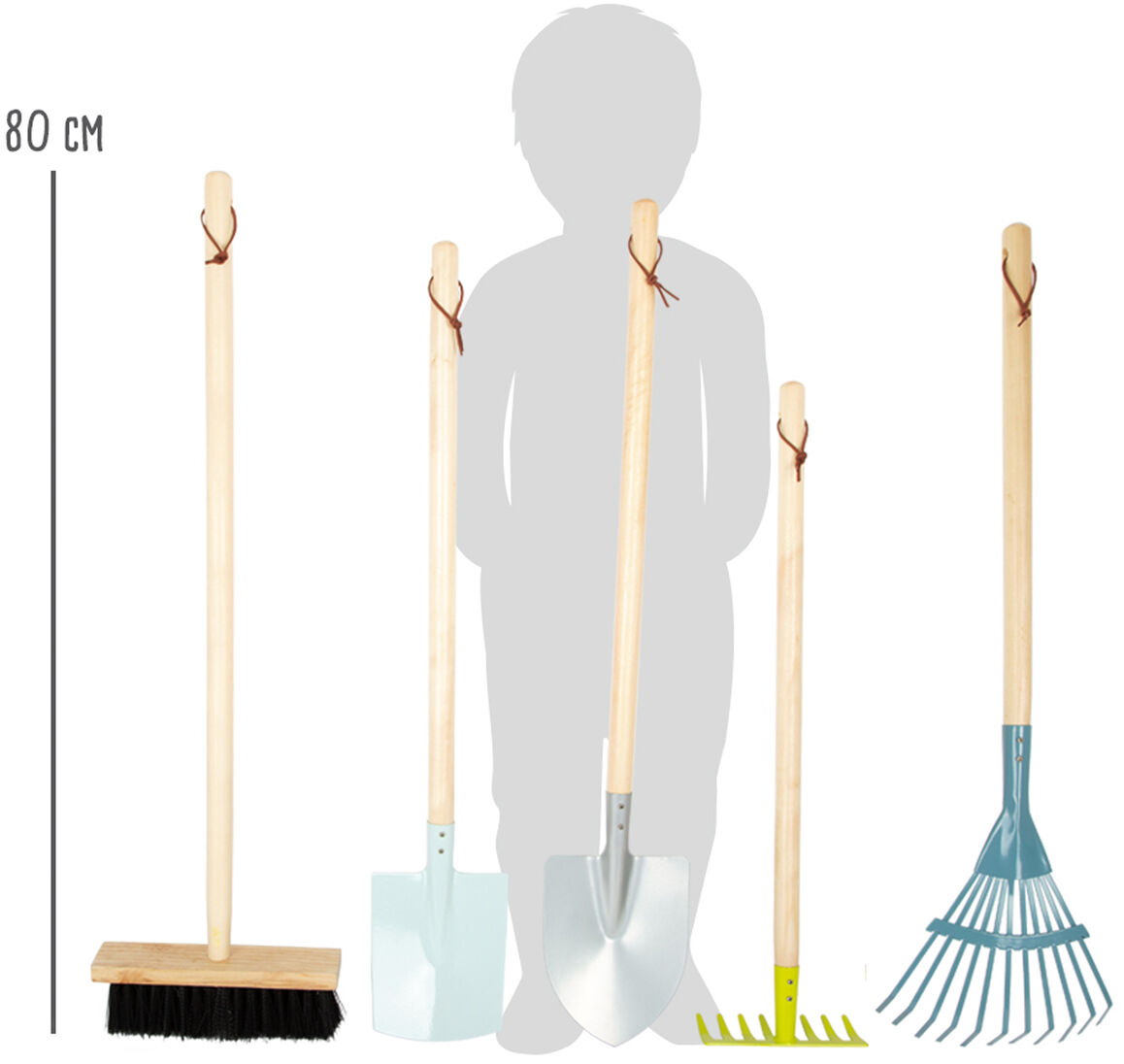 Großes Gartenwerkzeug-Set, bestehend aus einem Besen, zwei Schaufeln, einem Rechen und einer Harke, alle mit Holzgriffen und farbigen Metallteilen, neben der Umriss-Silhouette eines Kindes von 80 cm Höhe auf weißem Hintergrund.