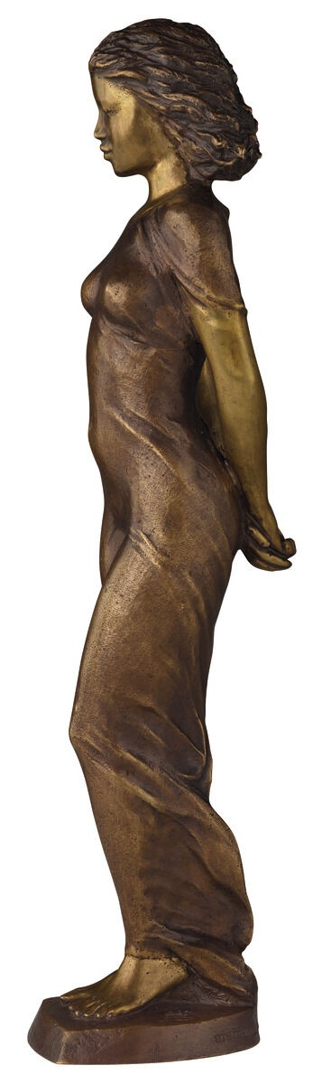 Die Skulptur „Alberta“ von SIME ist aus edler Bronze gefertigt und zeigt eine moderne, stilisierte Figur auf hellem Sockel. Die Oberfläche glänzt bronzefarben, Details heben sanft Schatten hervor. Ausdrucksstarke Form, ca. 30 cm hoch, modern und elegant.