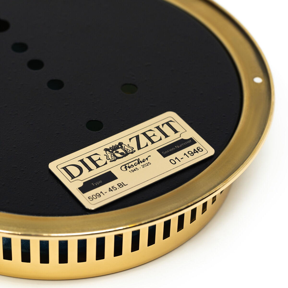 Nahaufnahme eines polierten Raumklimamessers der ZEIT Sonderedition, mit dunkelblauer Oberfläche und messingfarbenem Rand. Auf dem Gerät befindet sich eine rechteckige, beige Plakette mit schwarzem Aufdruck und Logo von DIE ZEIT. Das Design wirkt hochwertig und minimalistisch.