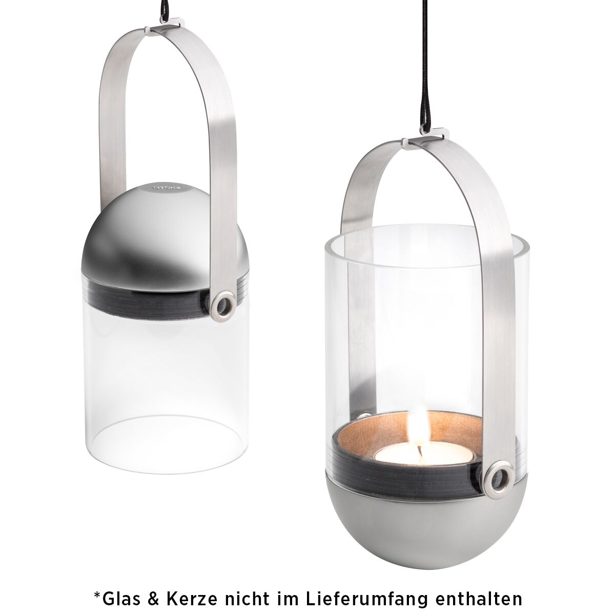 Zwei moderne, zylinderförmige Hängelaternen aus Edelstahl und Glas sind an schwarzen Seilen befestigt. In einer Laterne brennt eine kleine Kerze. Die Produkte sind vor weißem Hintergrund fotografiert. Der Text am unteren Bildrand weist darauf hin, dass Glas und Kerze nicht im Lieferumfang enthalten sind.
